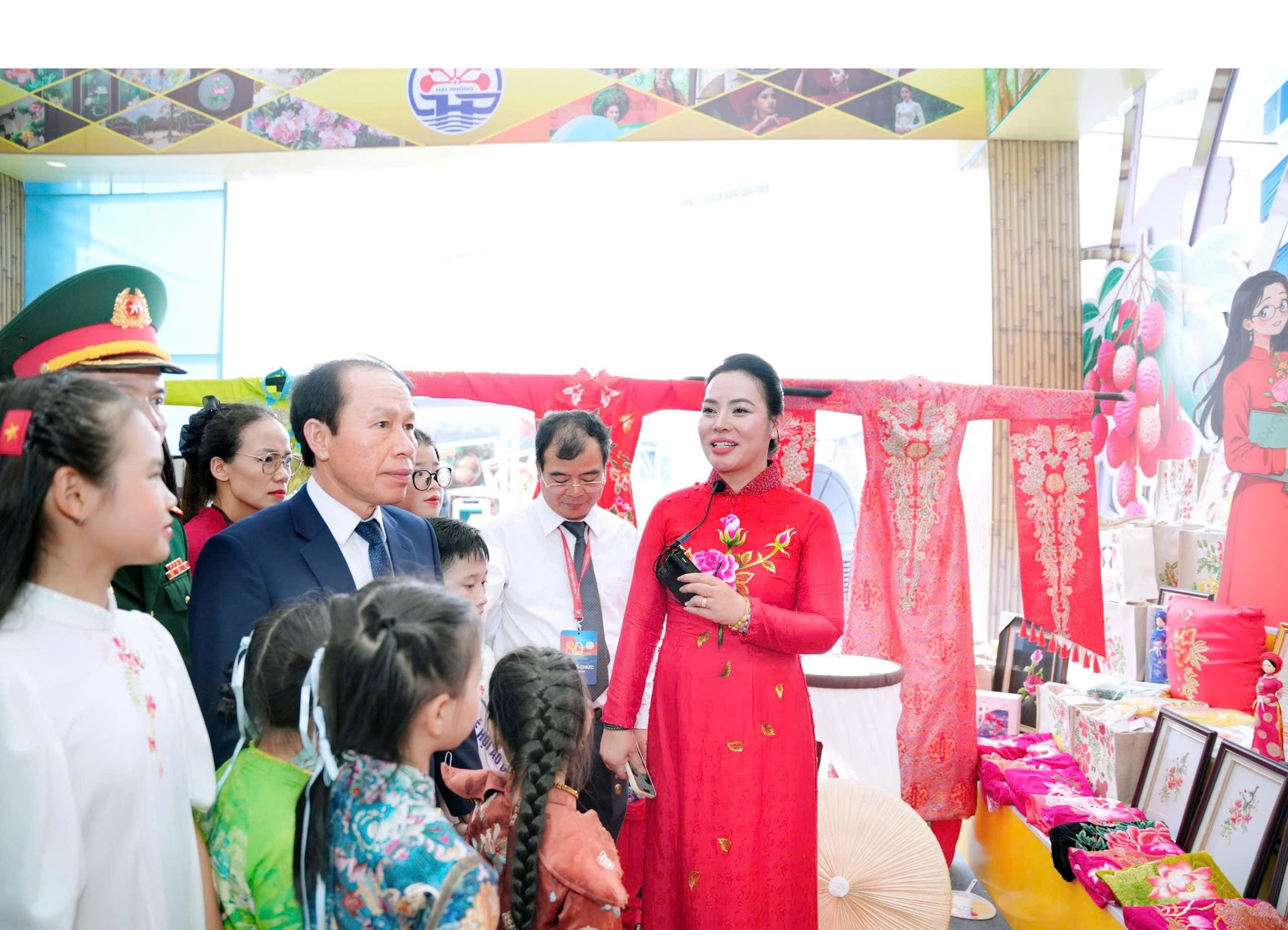 Ông Lê Ngọc Châu tham quan gian hàng quảng bá sản phẩm OCOP