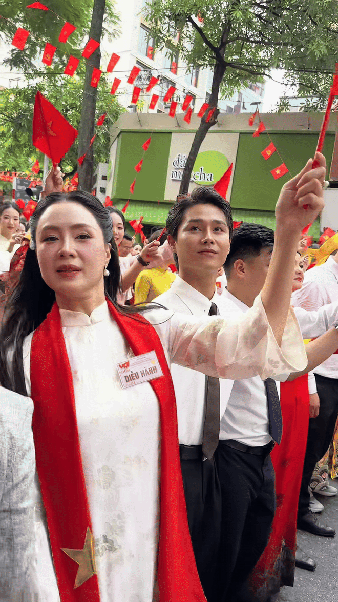Hình ảnh cam thường của Hồng Diễm tại Lễ diễu hành A80