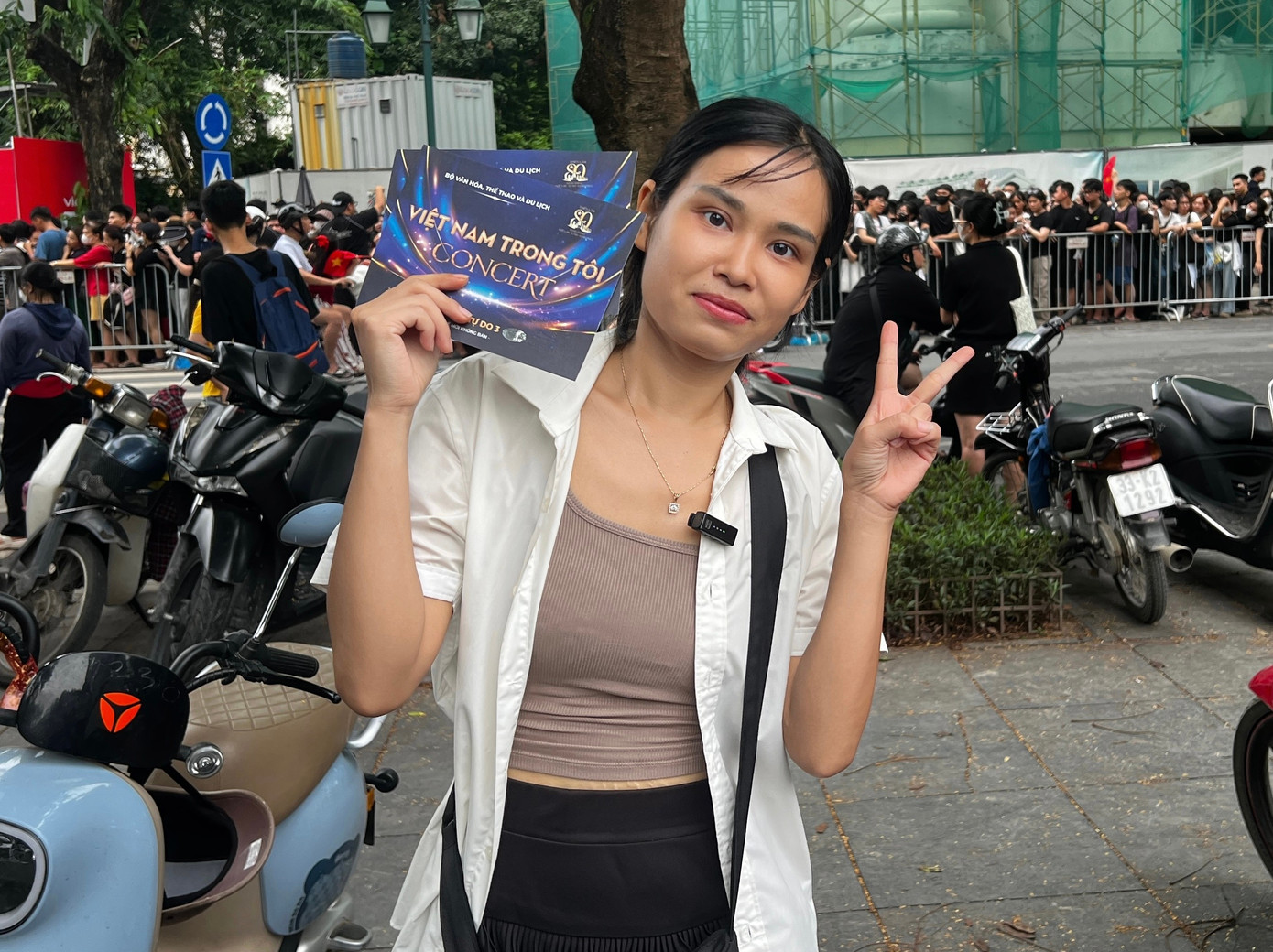 Chị Phạm Thu Ngân với hai tấm vé trên tay