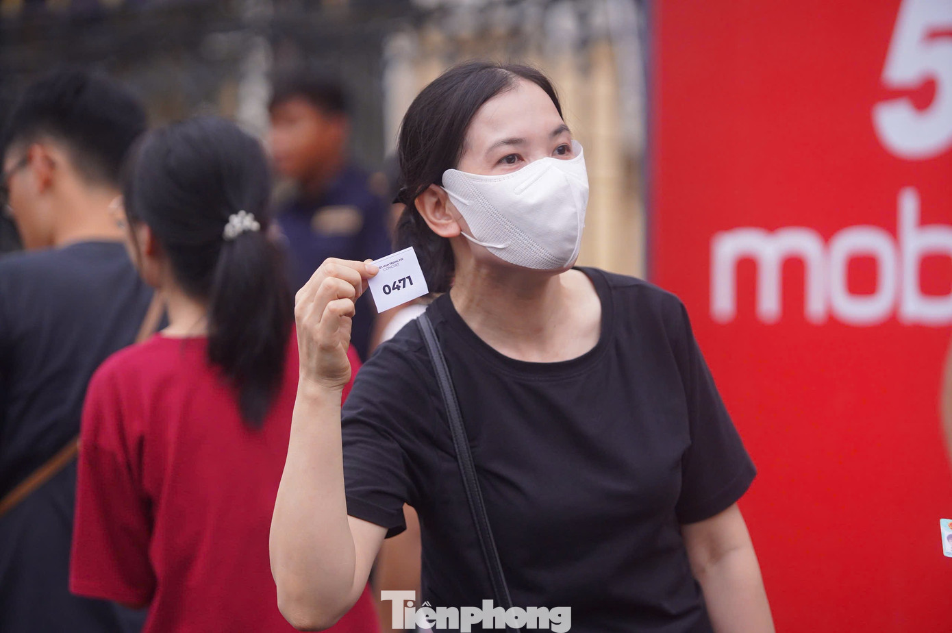 Dòng người già trẻ xếp hàng trật tự