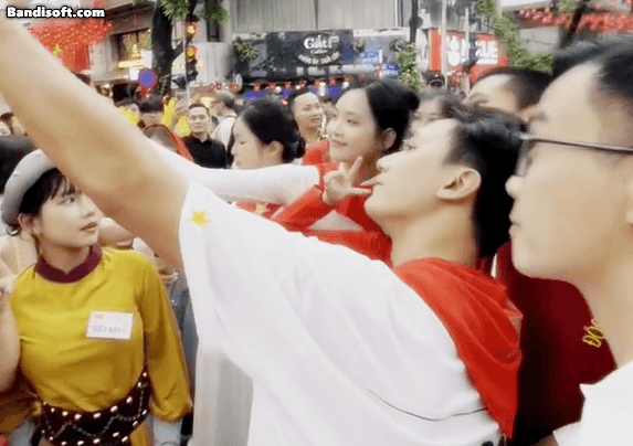 Dàn diễn viên Mưa Đỏ được đông đảo người dân đón chờ, xin chụp hình