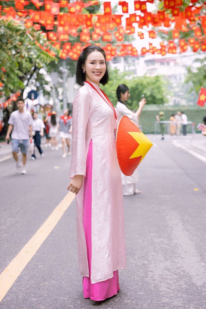 Hình ảnh Hồng Diêm khoe vẻ đẹp dịu dàng với tà áo dài hồng pastel