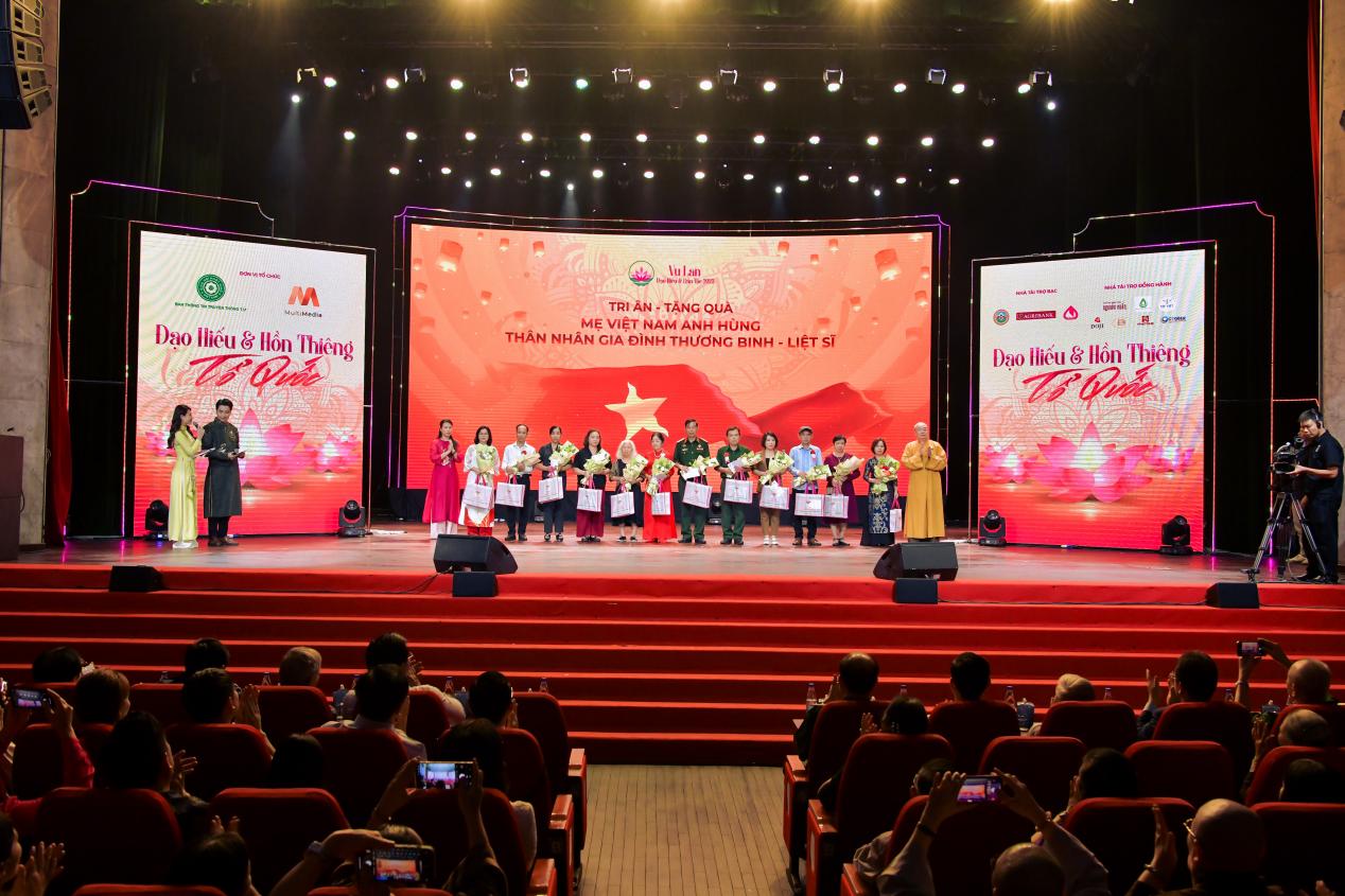 Sân khấu chương trình Vu Lan 2025