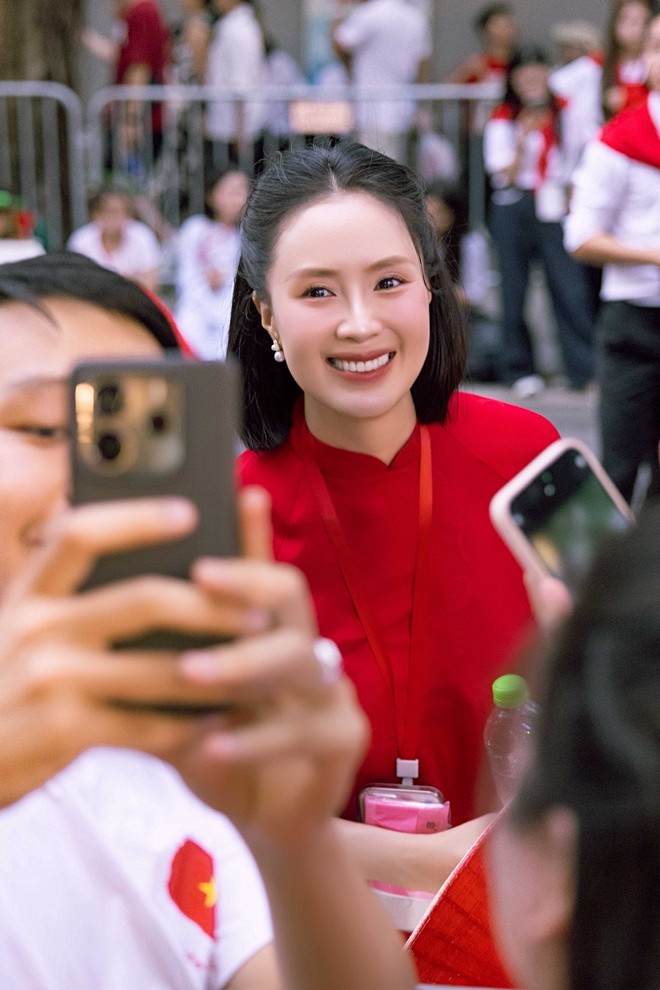 Hình ảnh Hồng Diêm trong tà áo dài đỏ rực tại buổi hợp luyện