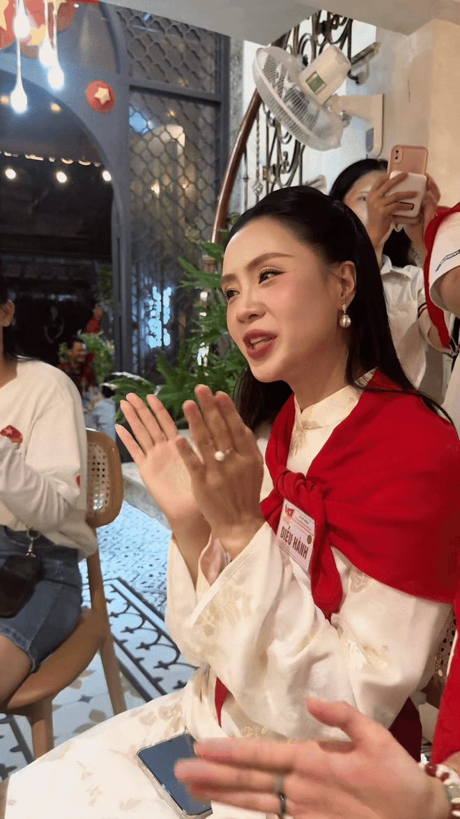 Hình ảnh cam thường của Hồng Diễm tại Lễ diễu hành A80