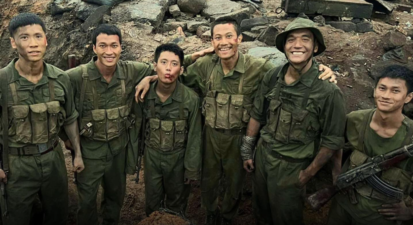 Khăn đỏ nhuốm máu và cơn mưa cuối trận