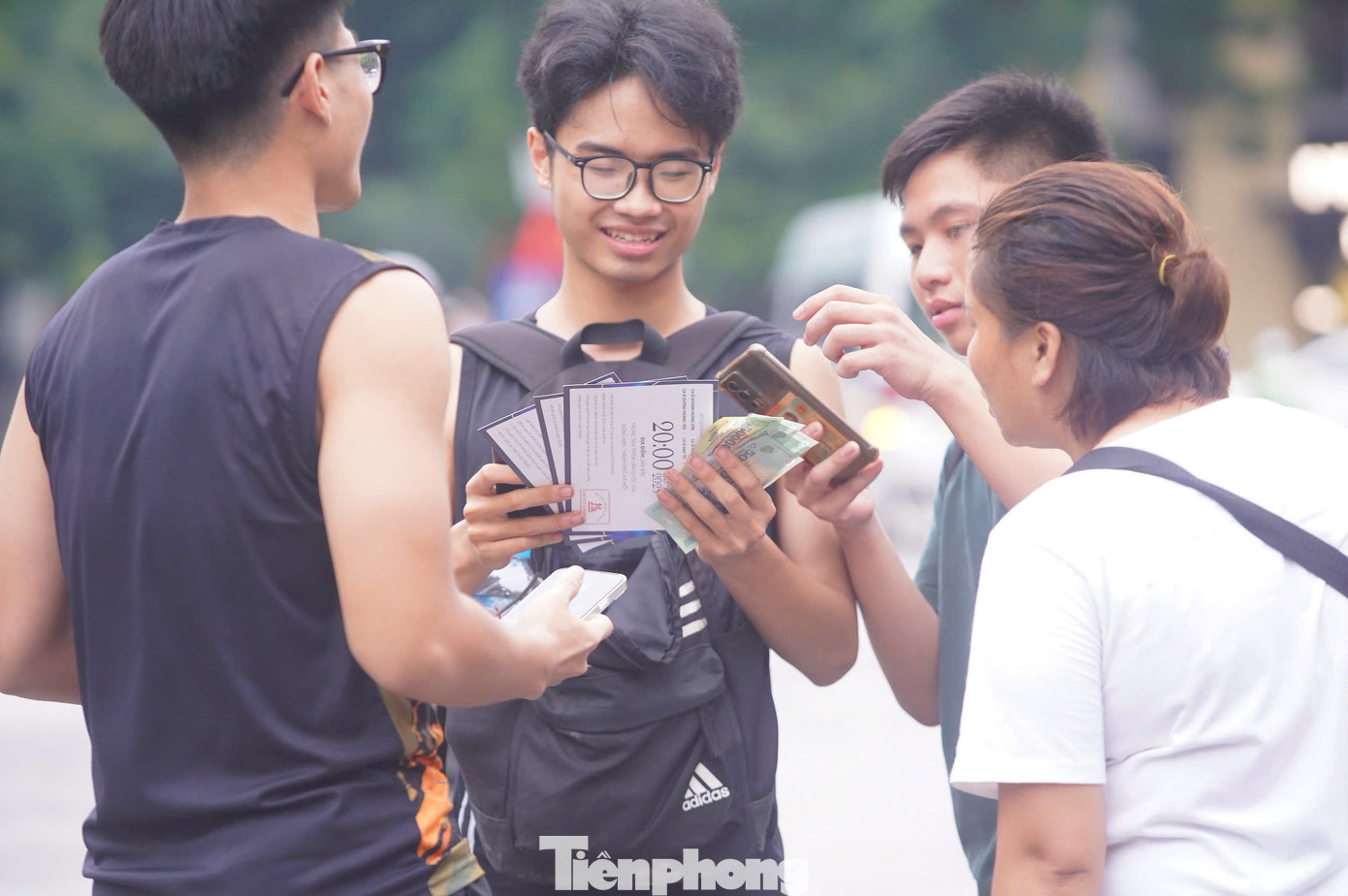 Phe vé trước Nhà hát Lớn
