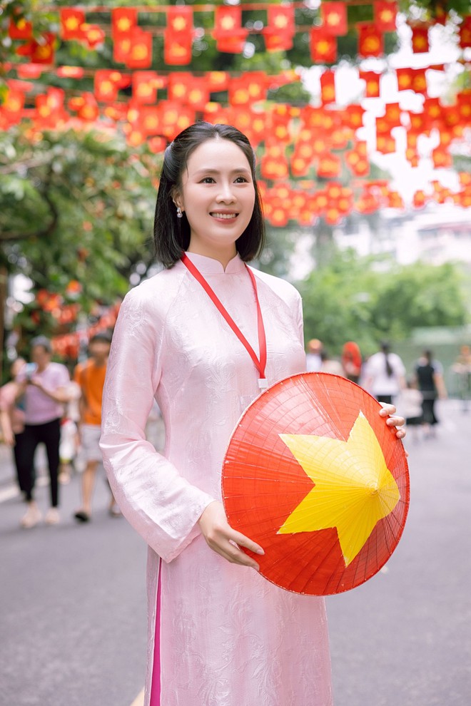 Hình ảnh Hồng Diêm khoe vẻ đẹp dịu dàng với tà áo dài hồng pastel