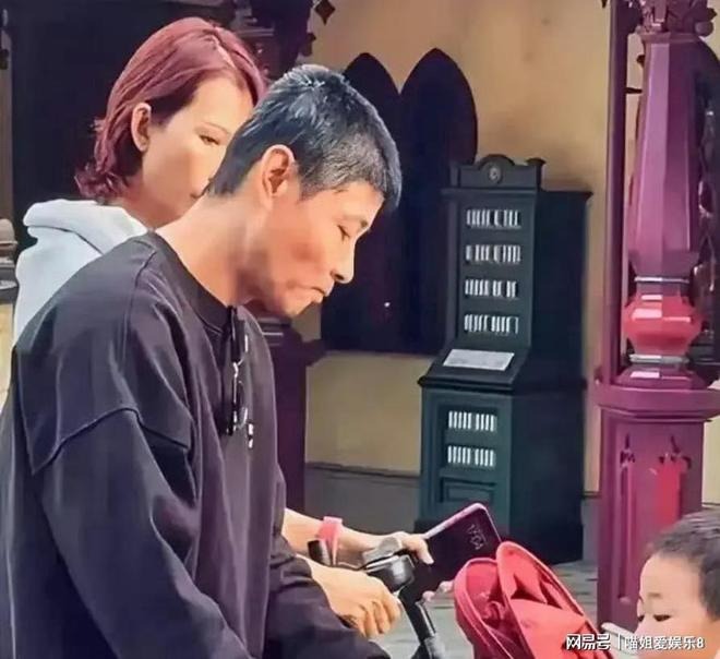 Nam diễn viên trong trang phục giản dị bước đi chậm