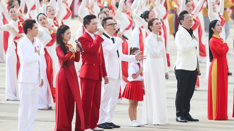 Hoàng Bách hát tại Quảng trường Ba Đình.