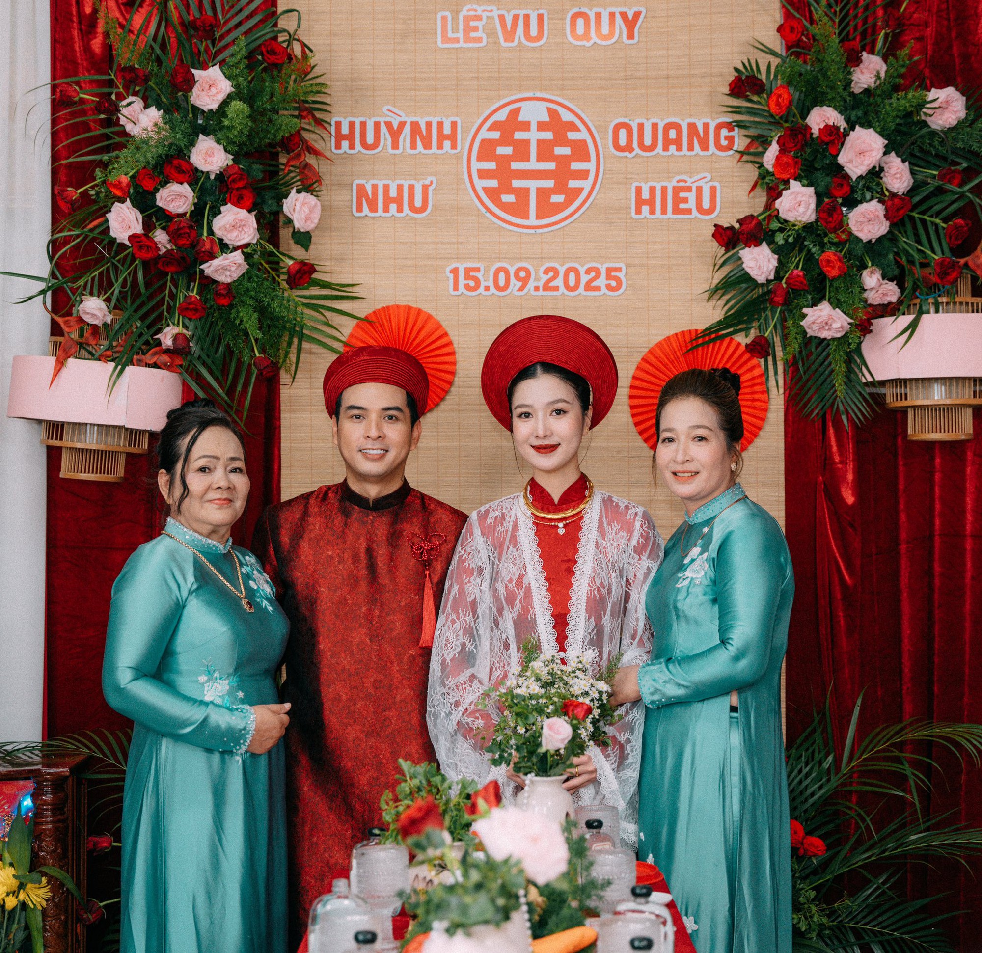 Cô dâu chú rể rạng rỡ trong ngày lễ