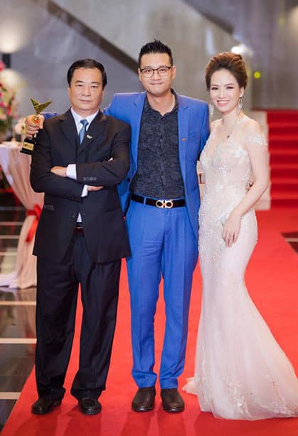 NSND Khải Hưng bên vợ chồng con trai Khải Anh