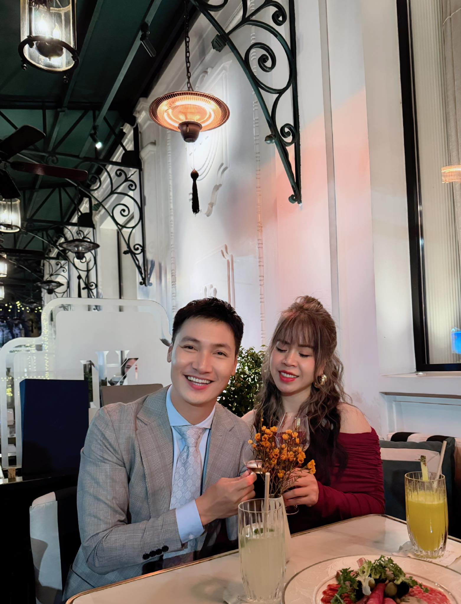 Cặp đôi bên nhau qua nhiều năm tháng