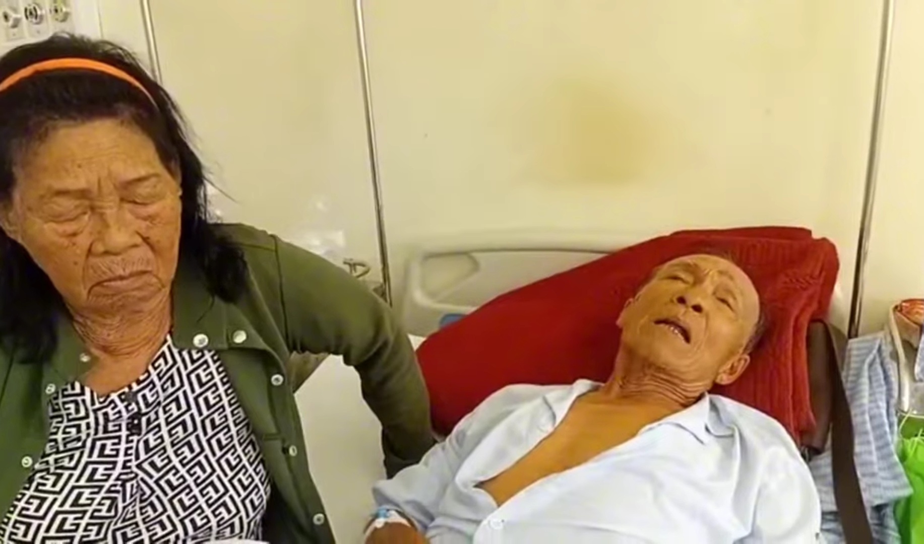 Nghệ sĩ Bửu Khánh và vợ trong bệnh viện