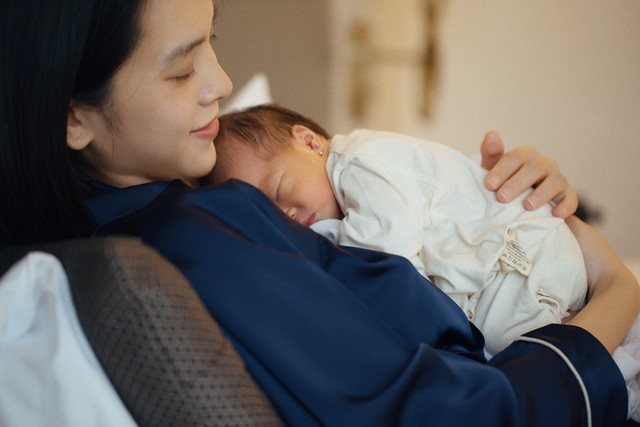 Quỳnh Lương sốt sắng khi nghe tiếng con khóc