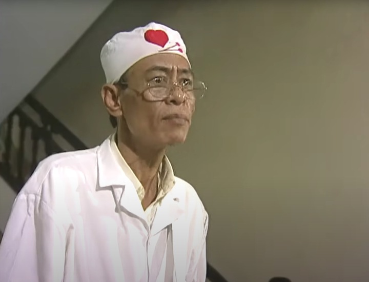 Hình ảnh bác sĩ Hoa Súng với kim tiêm lớn