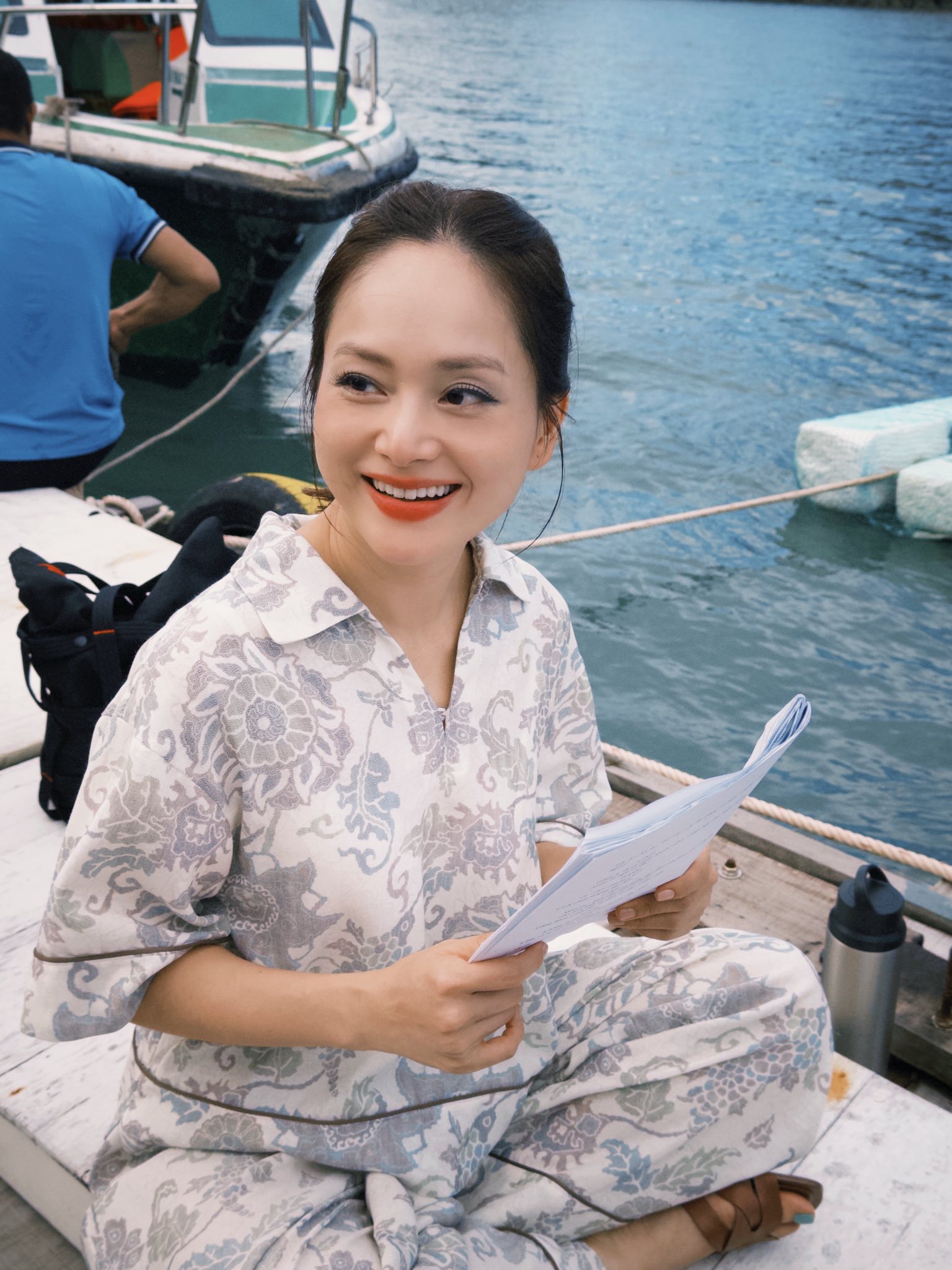 Trong ngày xét xử ly hôn, nữ diễn viên còn đăng tải hình ảnh tươi rói đi ghi hình ở Hạ Long