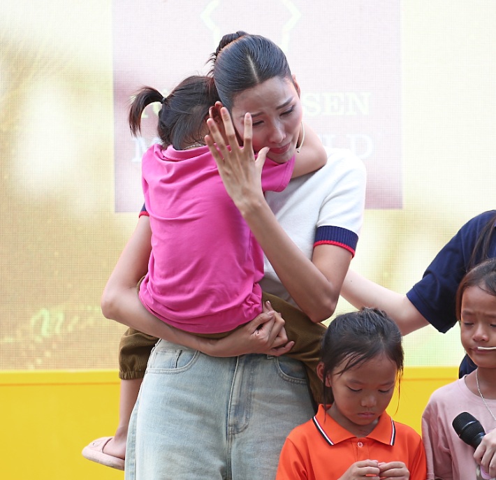 Hoàng Thùy bật khóc