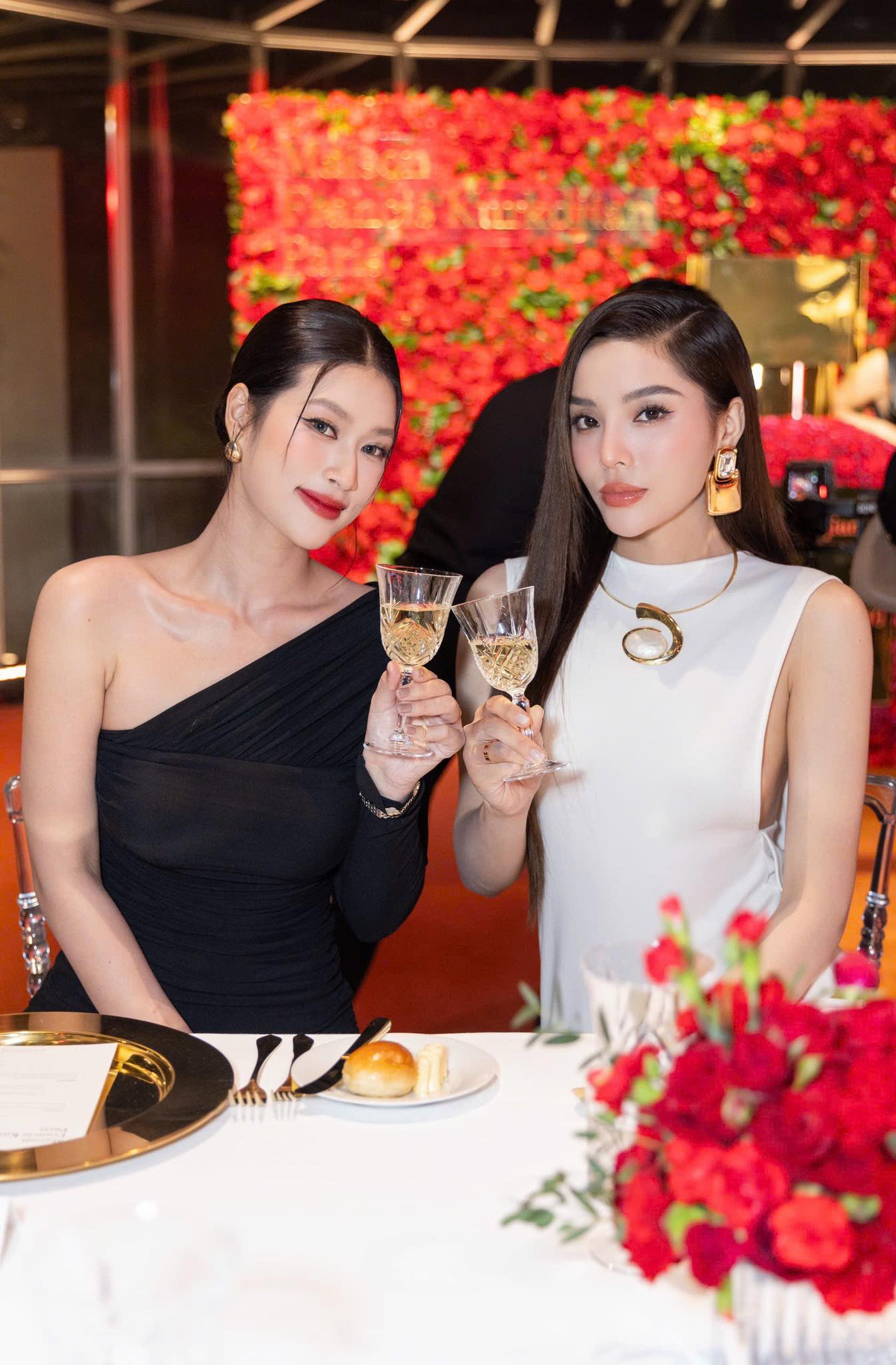 Kỳ Duyên và Thiên Ân ngồi cạnh nhau tại sự kiện