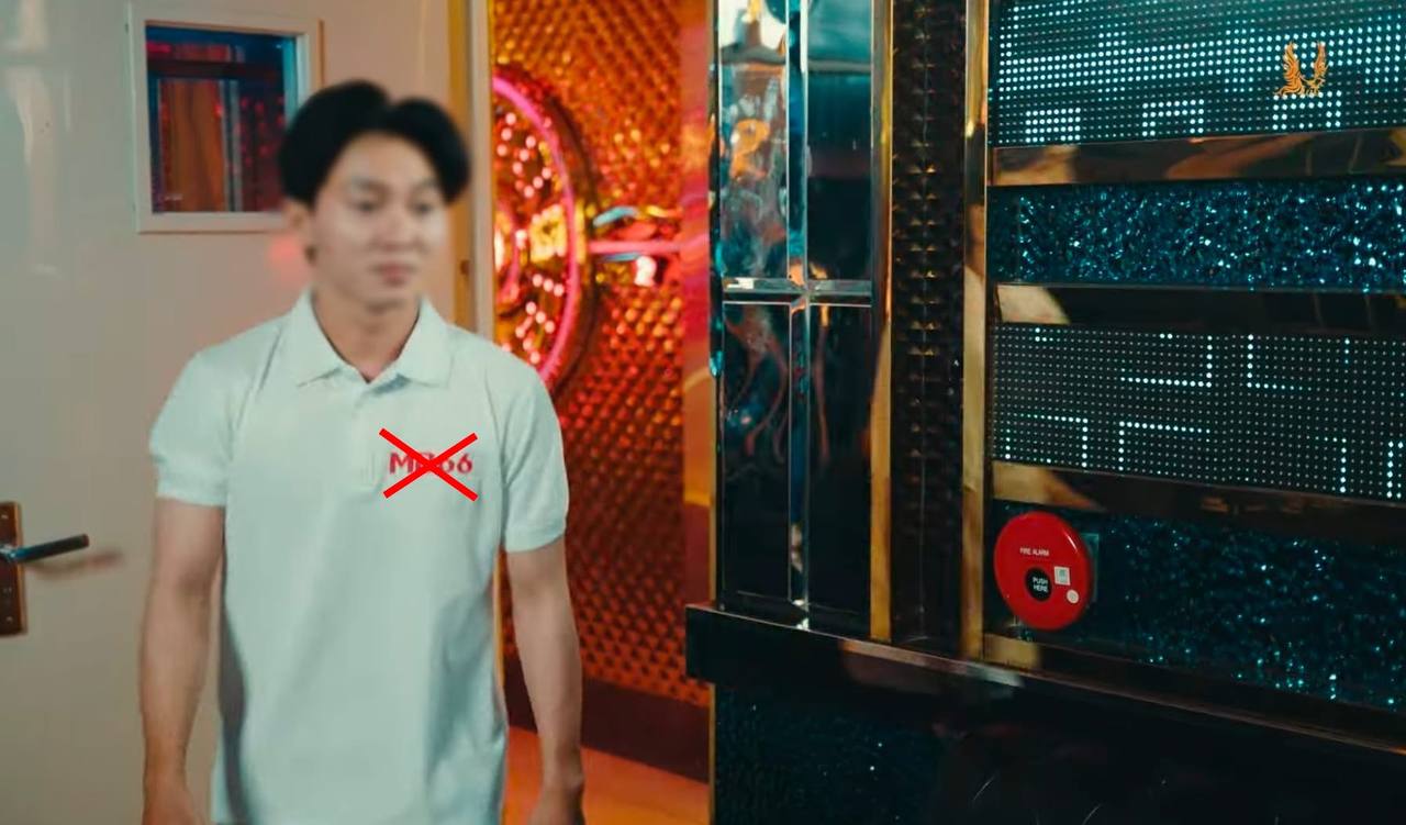 Logo trang web xuất hiện trên vật phẩm trong MV