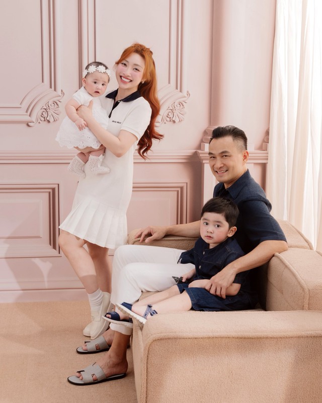 Gia đình Chi Bảo với hai con nhỏ