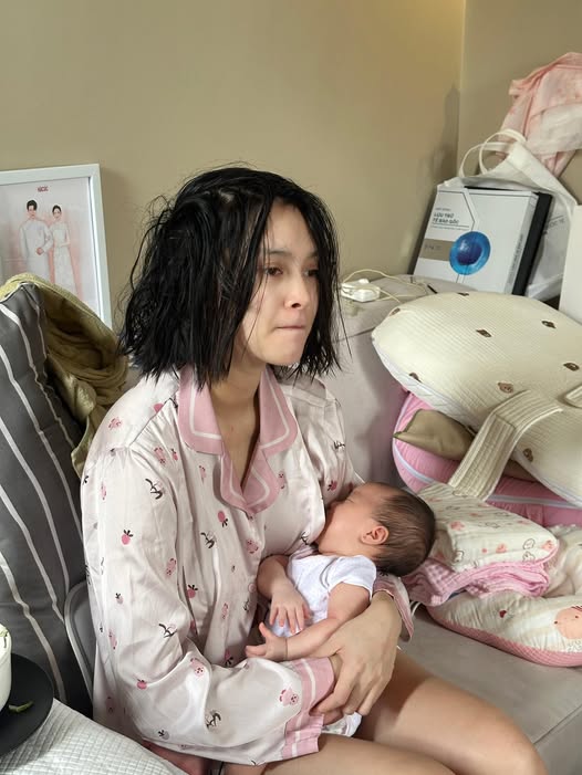 Quỳnh Lương đầu bù tóc rối cho con ti sữa