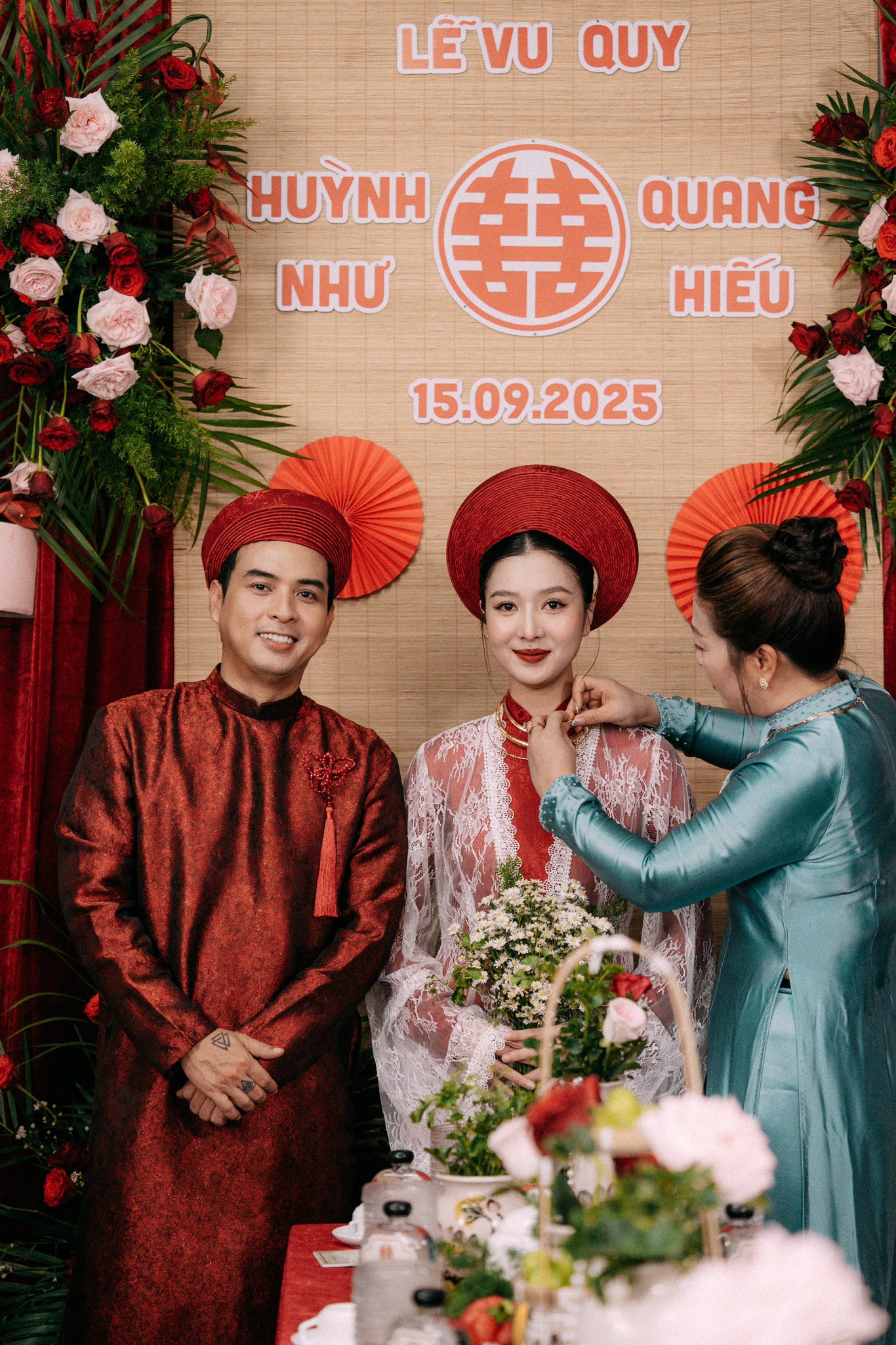 Mẹ chồng đeo vàng cho Tuệ Như trong ngày cưới