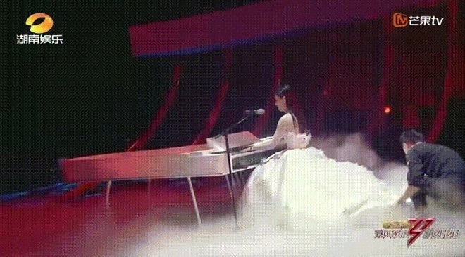 Huỳnh Thánh Y sai khiến nhân viên tại chương trình Tỷ Tỷ Đạp Gió Rẽ Sóng