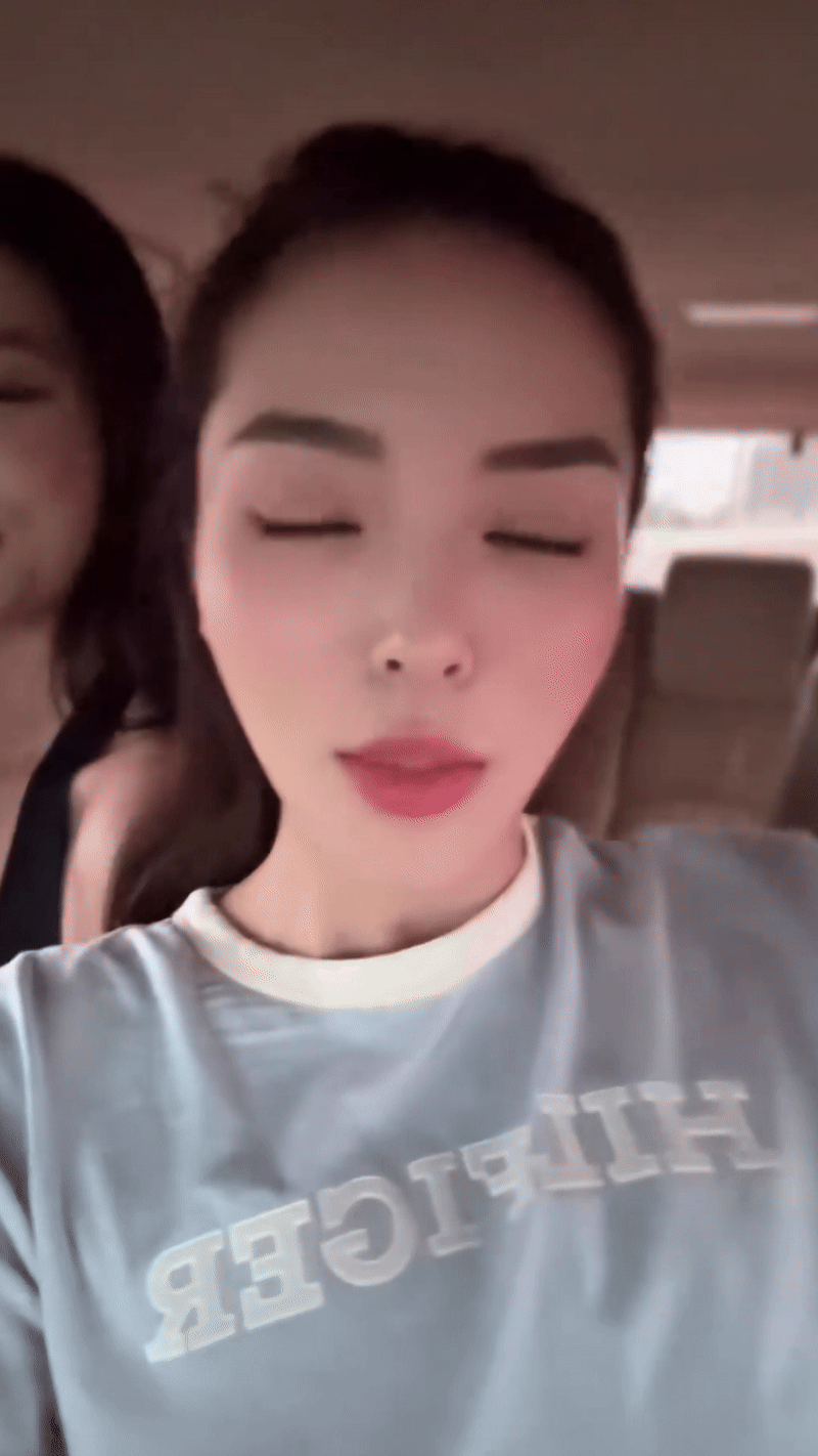 Kỳ Duyên và Thiên Ân ngồi sát bên nhau