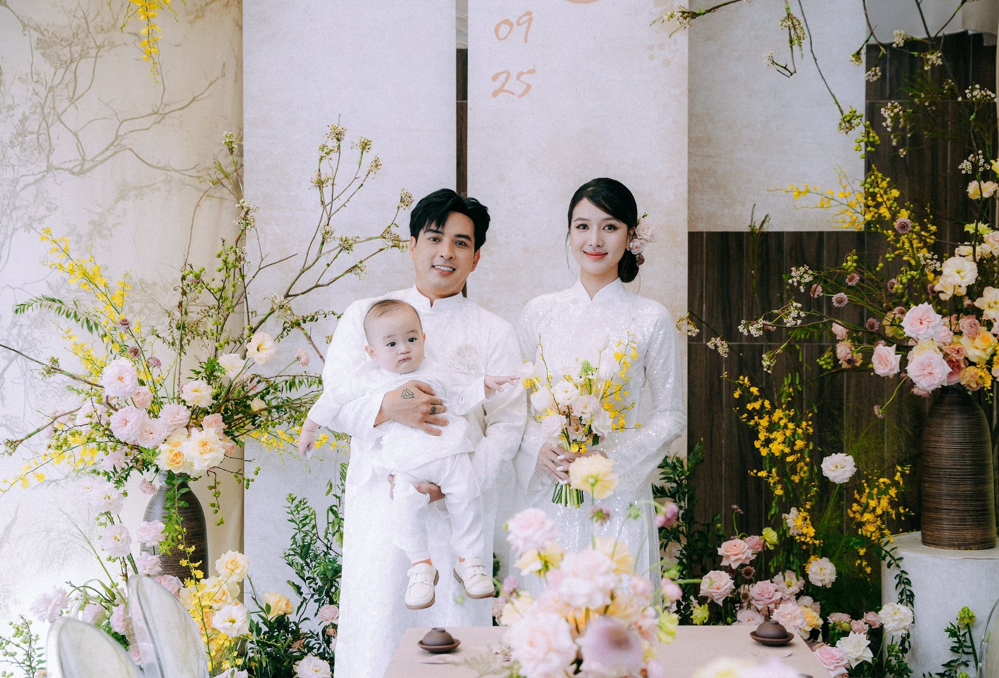 Bé Hin bụ bẫm đáng yêu trong vòng tay bố mẹ tại lễ gia tiên