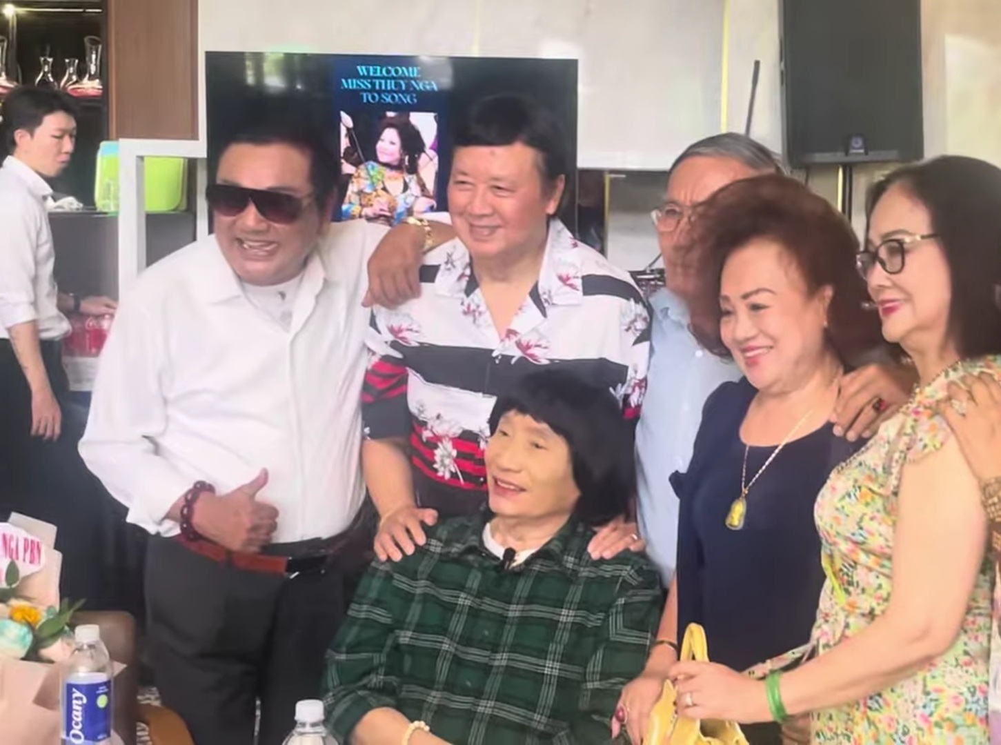 NSƯT Bảo Quốc ôm chào NSND Minh Vương