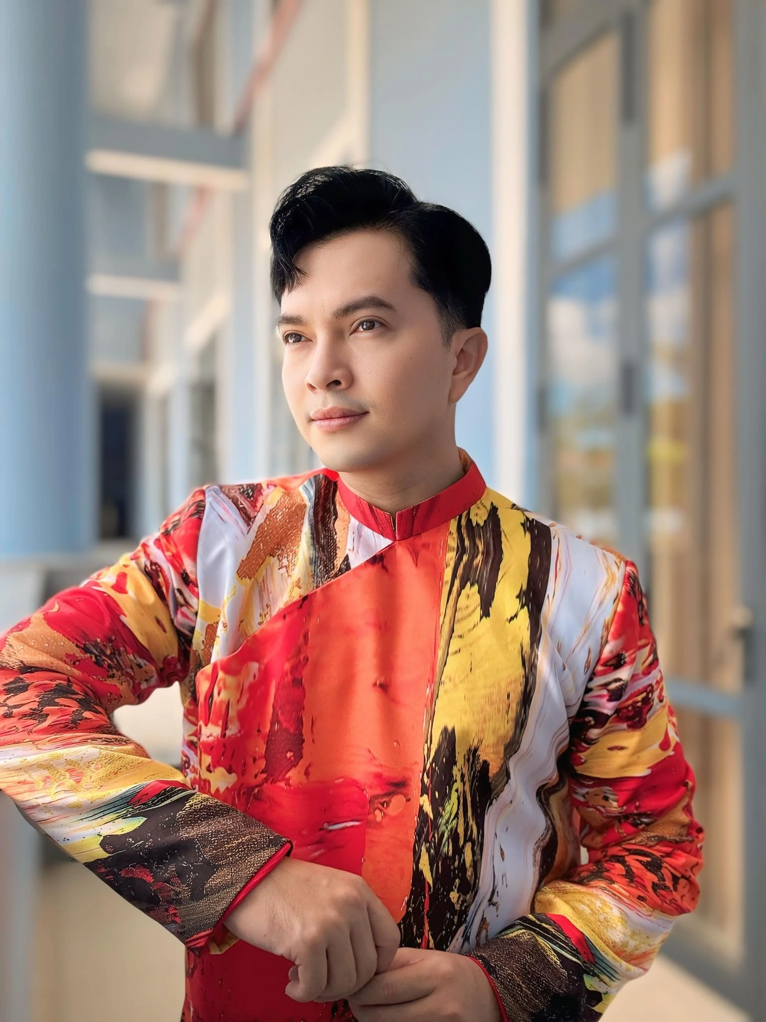 Nam ca sĩ với 3 bằng đại học