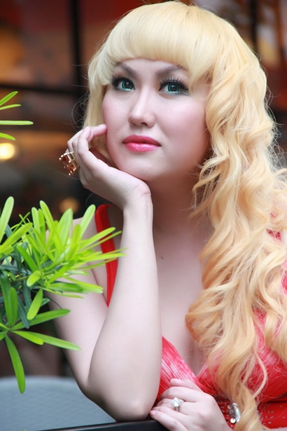Làn da trắng sứ của Phi Thanh Vân