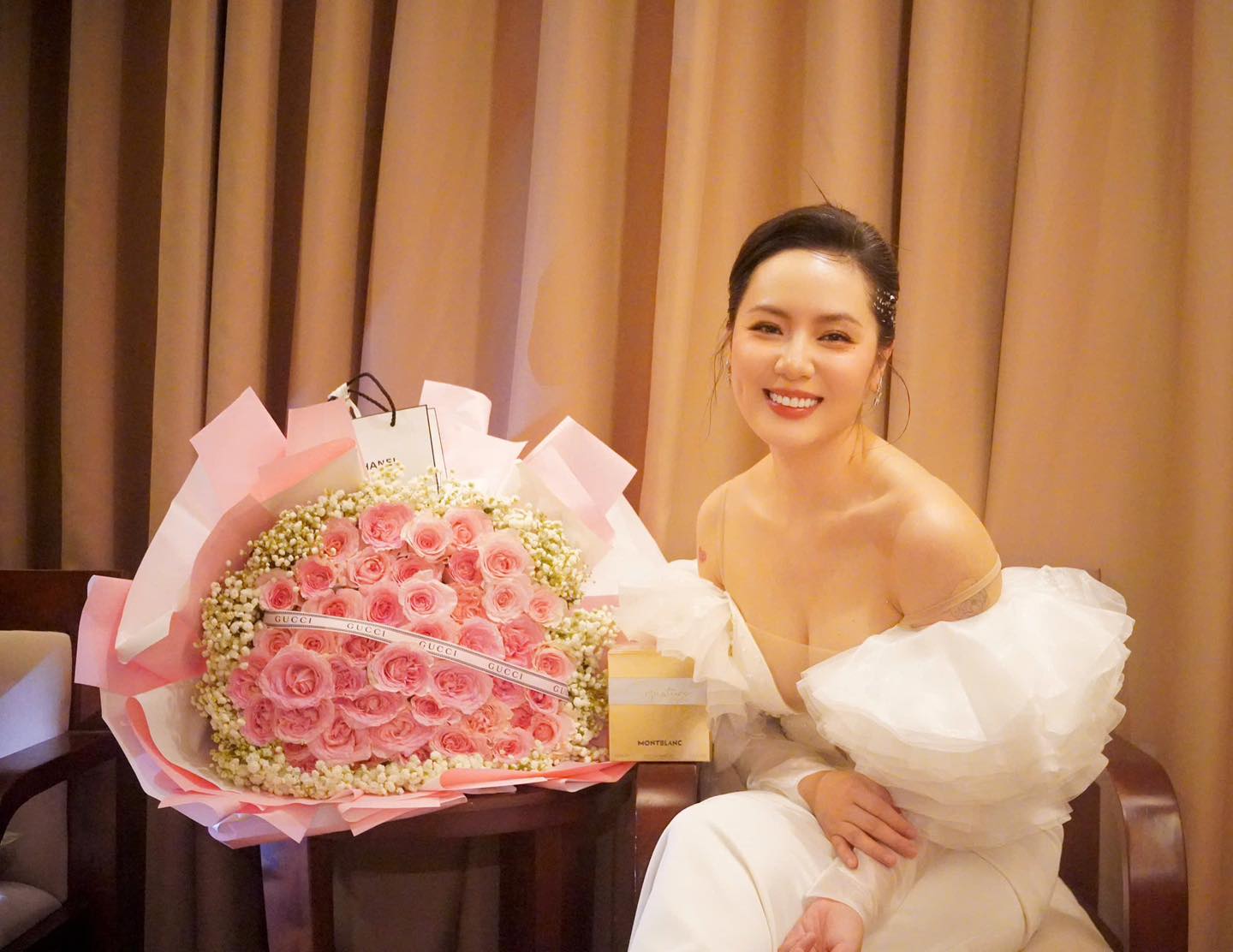 Phương Linh với trang phục tinh tế