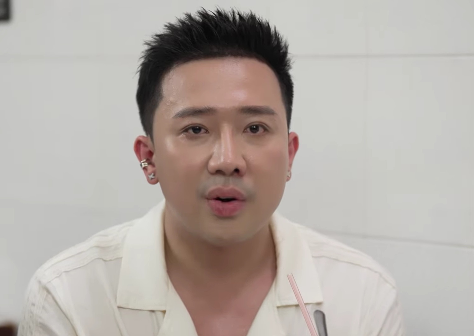 Hồng Đào, Kaity Nguyễn và Trấn Thành cùng nắm tay vui vẻ
