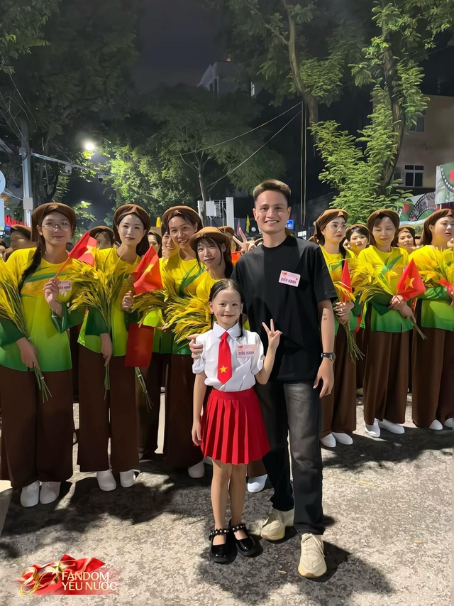 Bố Thủy Tiên tháp tùng con gái đi tập duyệt Đại lễ