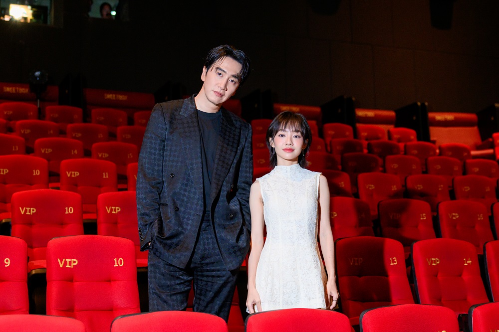 Lee Kwang Soo và Hoàng Hà trong phim