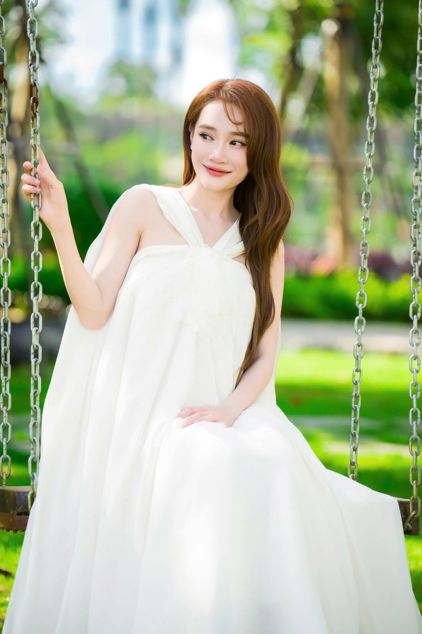 Nhã Phương diện váy thùng thình khác biệt so với trước kia