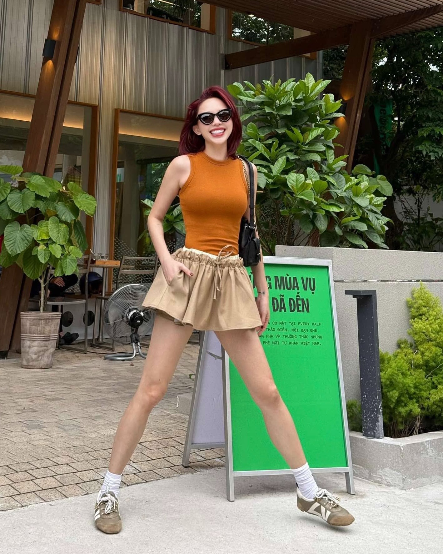 Outfit năng động với tank top và sneakers