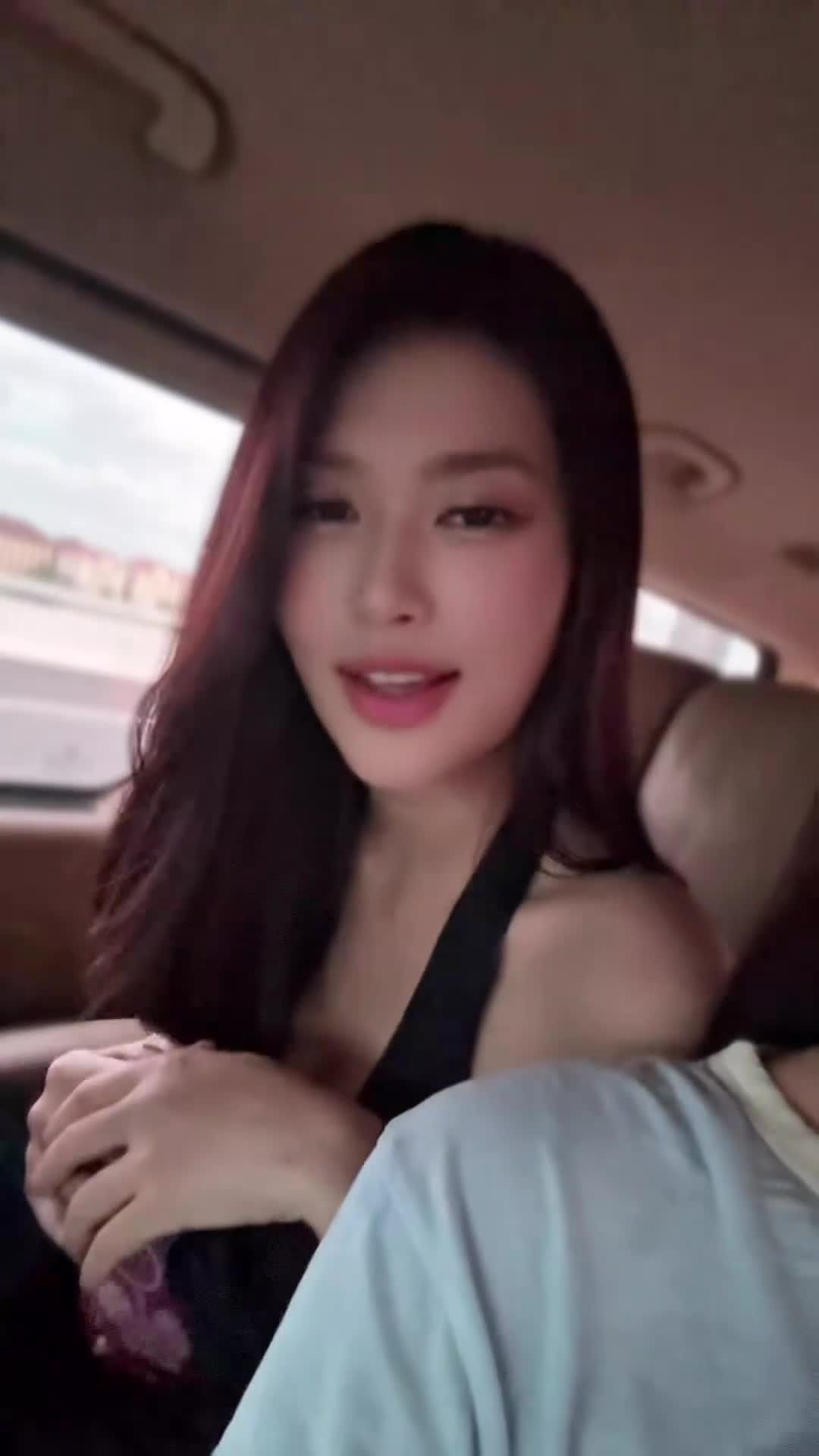 Kỳ Duyên và Thiên Ân ngồi sát nhau trên xe