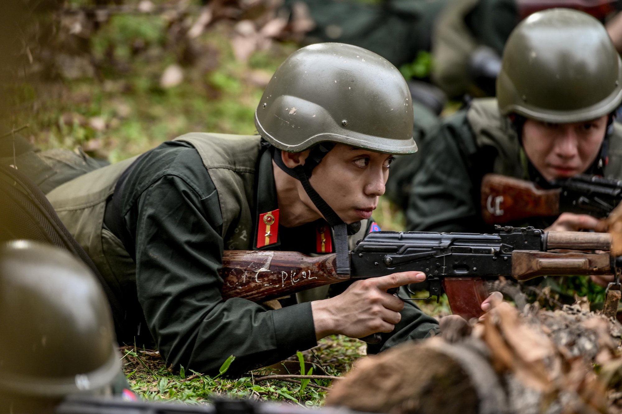 Tăng Duy Tân nhập viện- Ảnh 1. Các chiến sĩ huấn luyện bắn súng chuẩn bị diễn tập