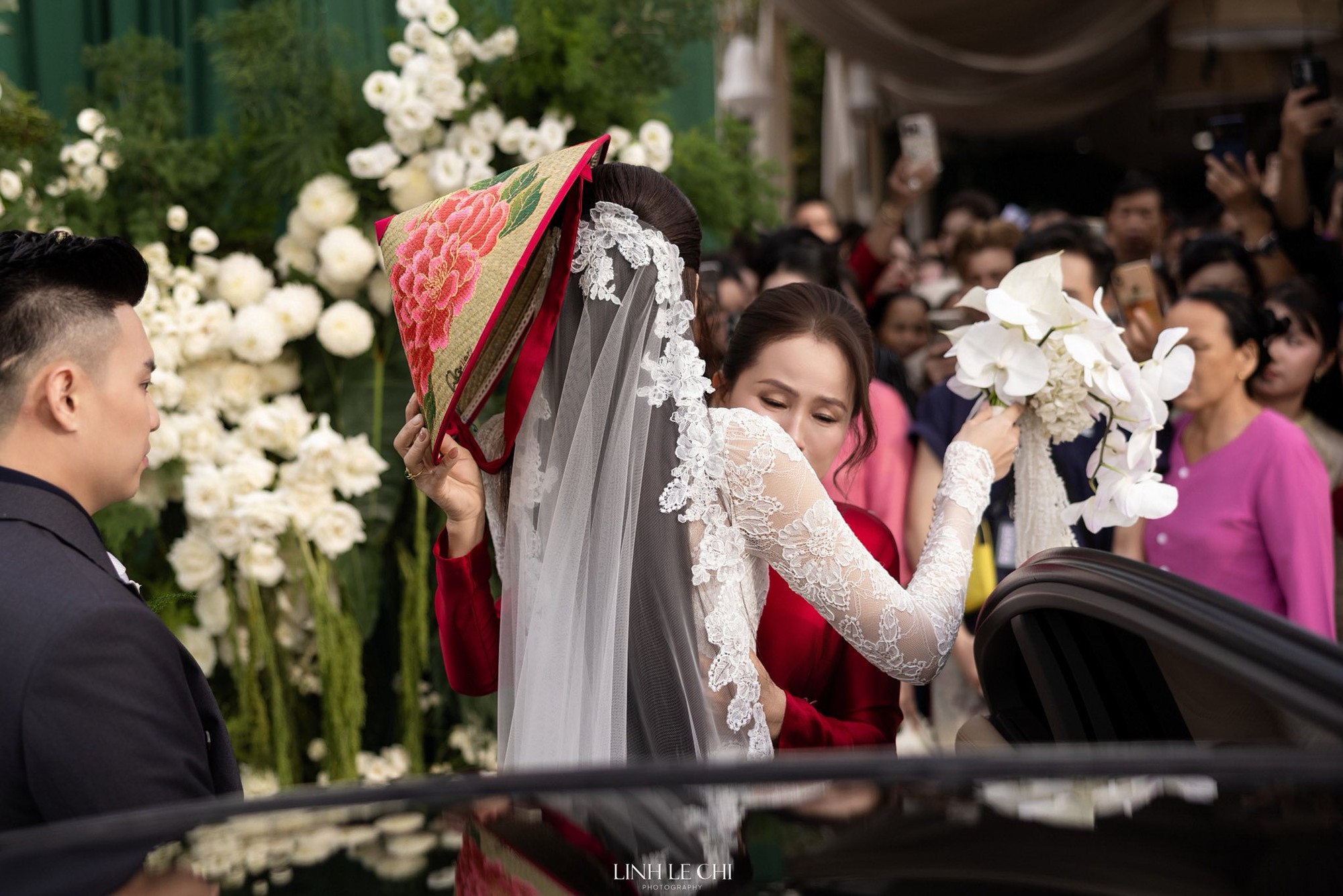 Mẹ Đỗ Hà không một nụ cười, gạt nước mắt khi đưa con gái về làm dâu hào môn- Ảnh 6. Khoảnh khắc xúc động của mẹ cô dâu