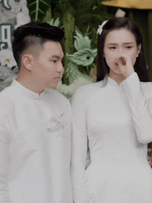 Viết Vương ôm eo, vỗ về khi Hoa hậu Đỗ Hà khóc