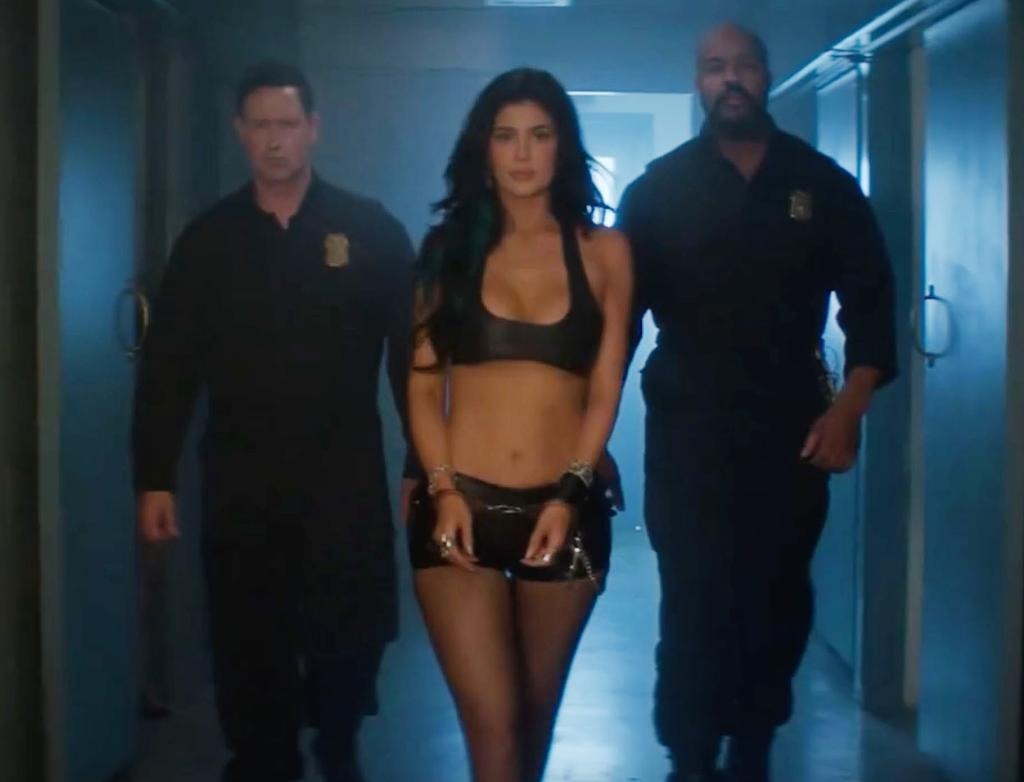 Hình ảnh Kylie Jenner bị còng tay, theo sau là 2 người đàn ông mặc đồng phục cảnh sát