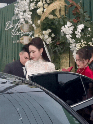 Mẹ Đỗ Hà không một nụ cười, gạt nước mắt khi đưa con gái về làm dâu hào môn- Ảnh 3. Mẹ Đỗ Hà lau giọt nước mắt khi con gái lên xe hoa