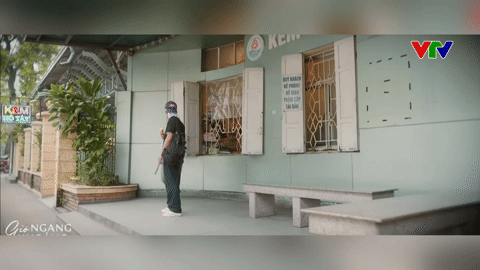 Clip 5 phút ai xem cũng thấy ngượng giùm Phương Oanh- Ảnh 4. Cảnh quay hồi tưởng với phục trang và đạo cụ không phù hợp