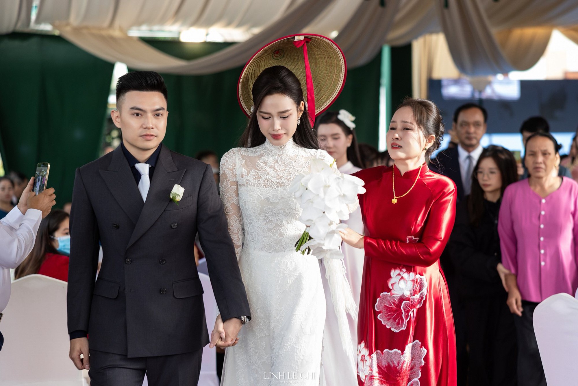 Mẹ Đỗ Hà không một nụ cười, gạt nước mắt khi đưa con gái về làm dâu hào môn- Ảnh 5. Cảm xúc của mẹ Đỗ Hà trong ngày cưới