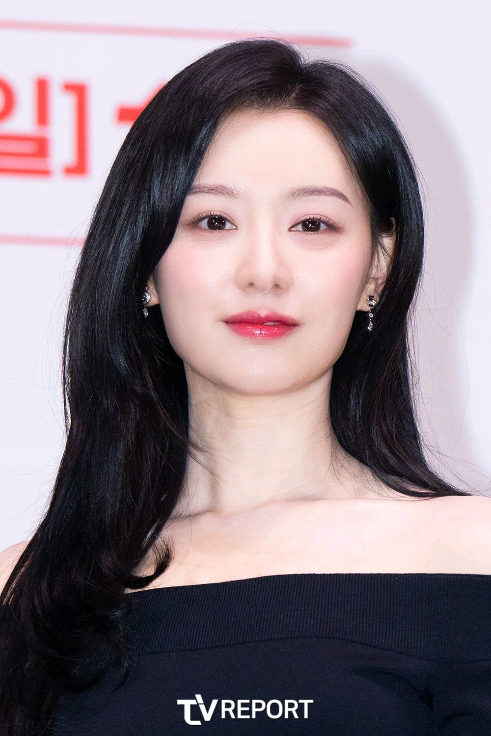 Kim Ji Won với nụ cười rạng rỡ và phong thái thân thuộc