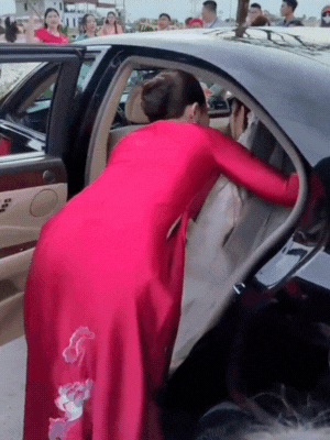 Mẹ Đỗ Hà không một nụ cười, gạt nước mắt khi đưa con gái về làm dâu hào môn- Ảnh 4. Mẹ Đỗ Hà hôn và dặn dò con gái trước khi xe rời đi