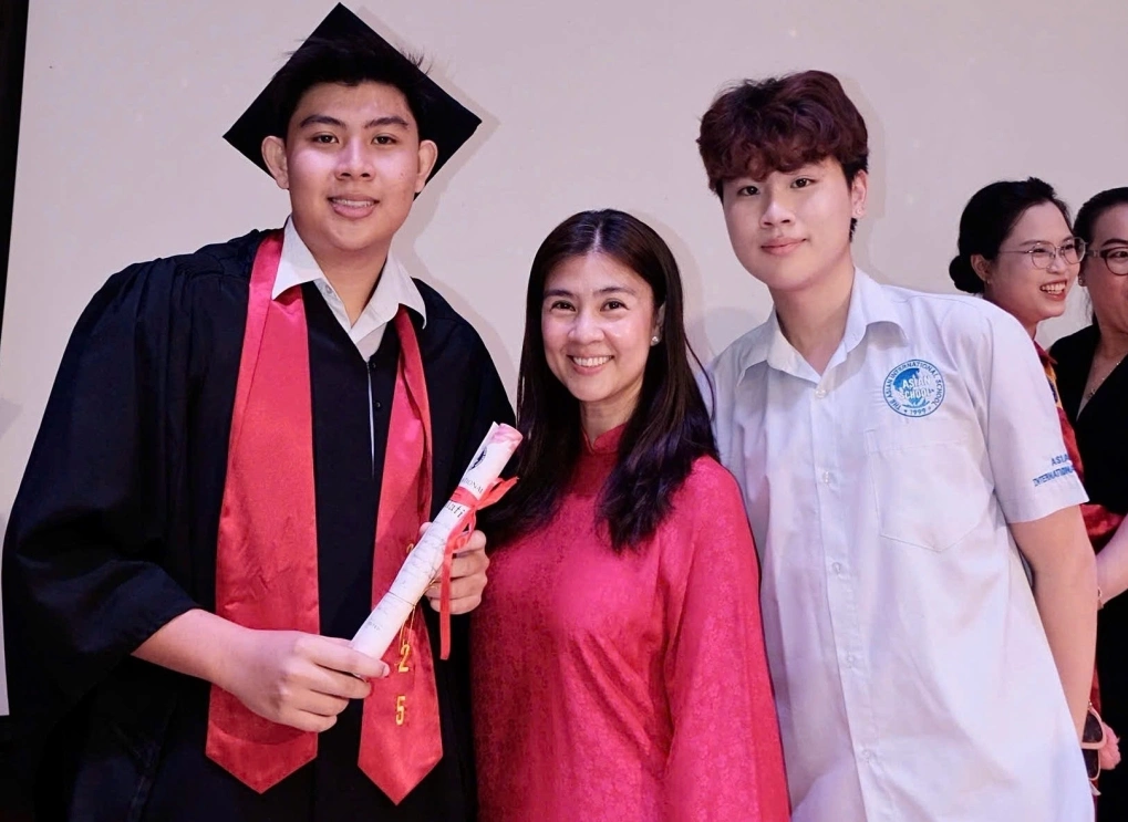 Kim Thư và hai con trai Kim Thư bên cạnh hai con trai